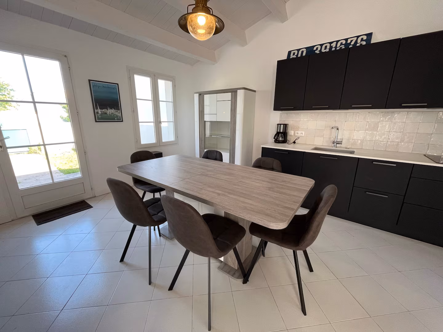 Salle à manger et cuisine ouverte équipée