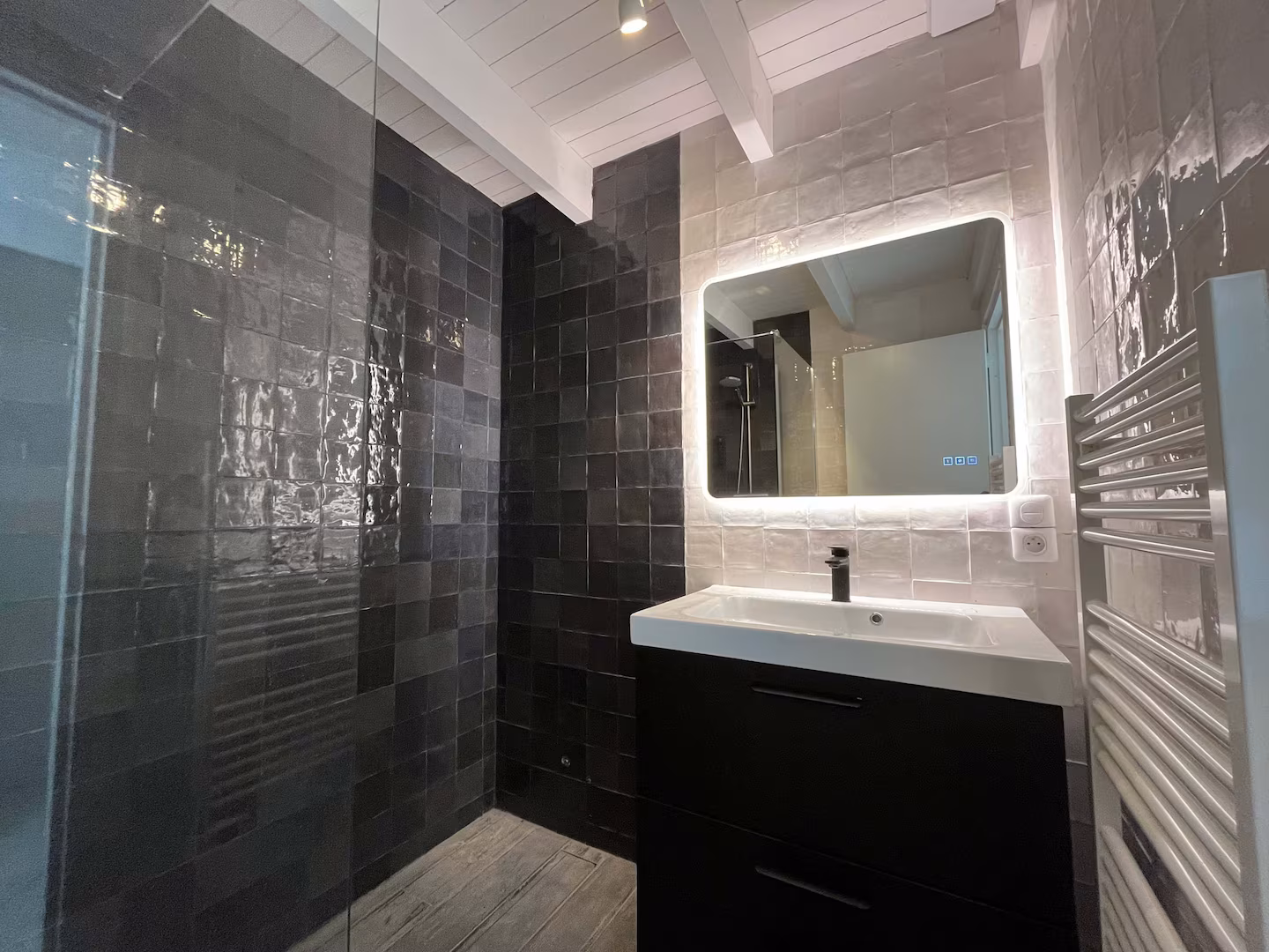 Salle de bain moderne avec miroir LED et vasque designer