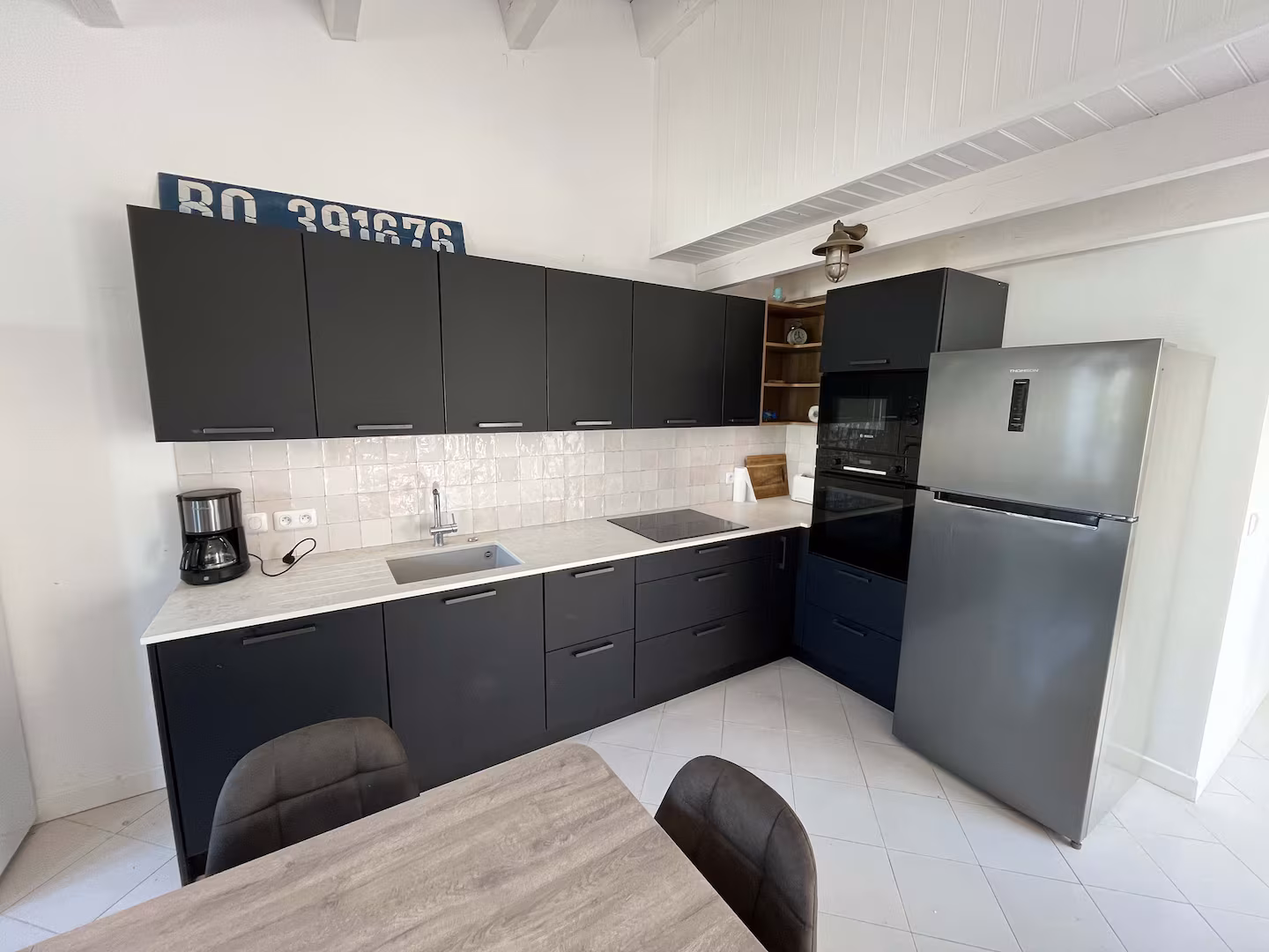 Cuisine moderne équipée aux façades noires