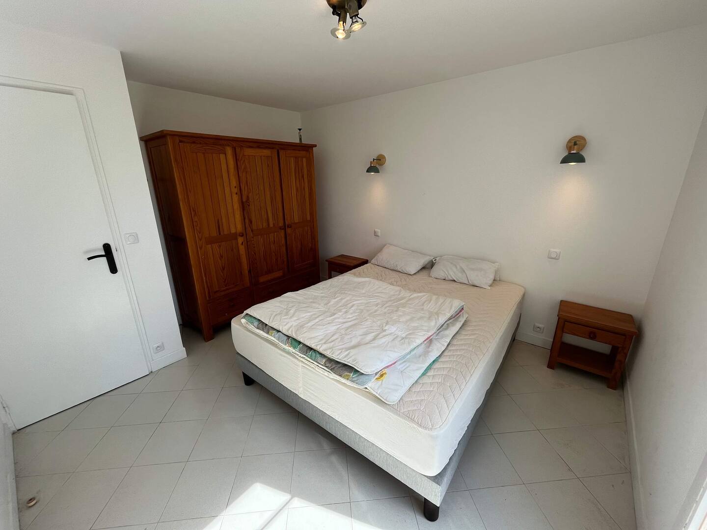 Chambre 1 avec lit double et armoire en pin