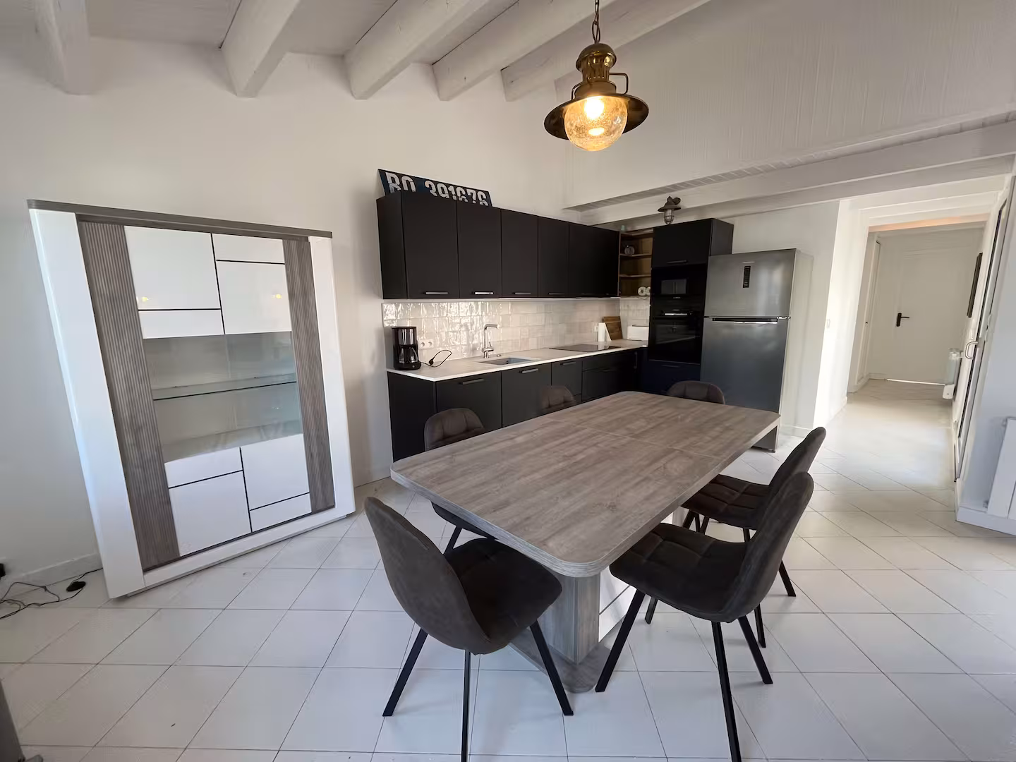 Salle à manger avec table en bois pour 6 personnes