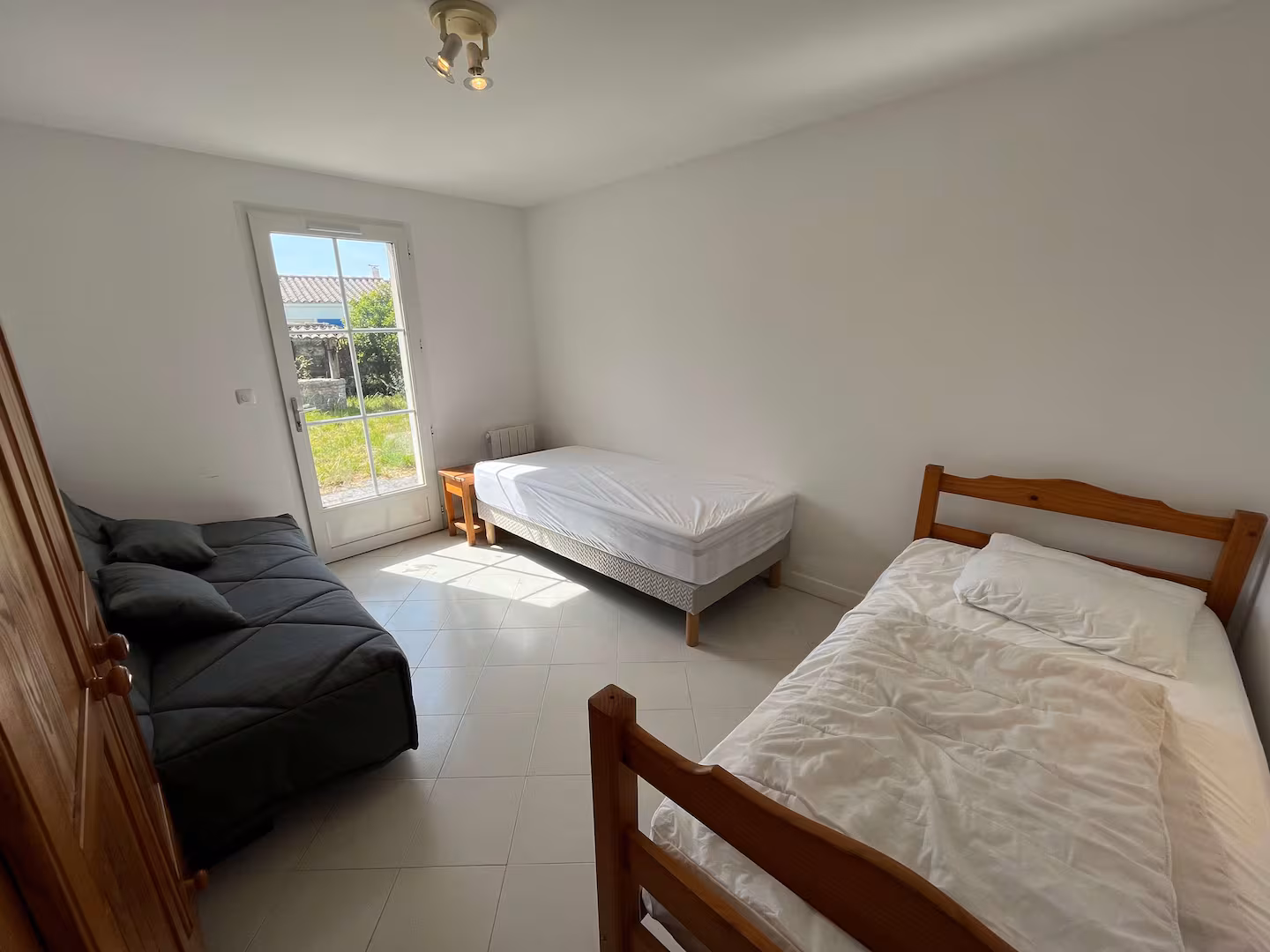 Chambre 2 avec 2 lits simples et clic-clac
