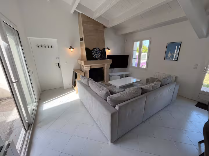 Salon avec cheminée et accès terrasse