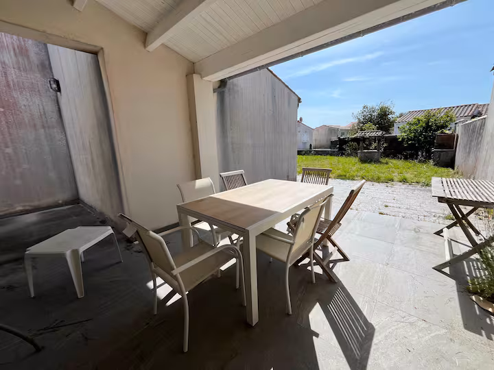 Terrasse couverte avec coin repas et salon outdoor