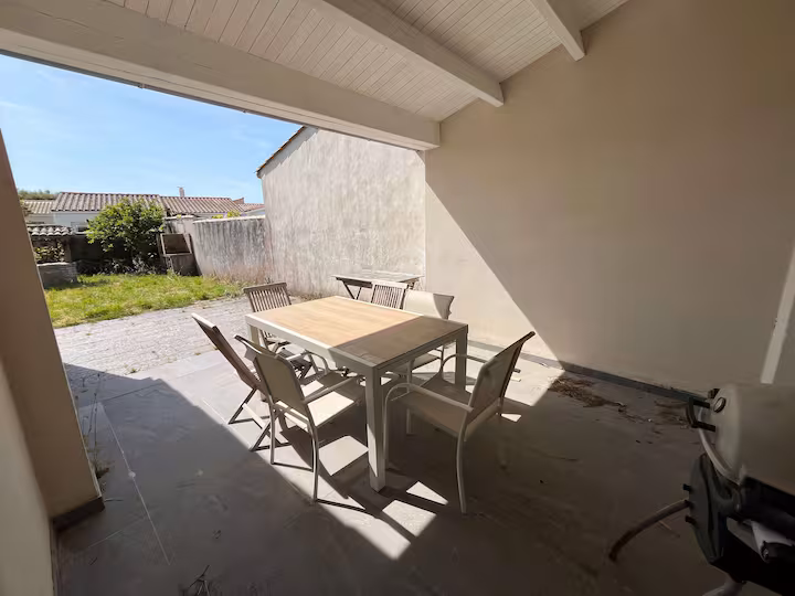 Terrasse extérieure et jardin clos