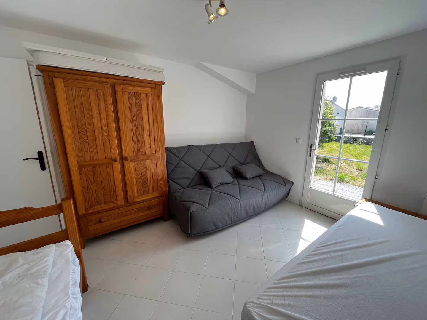 Chambre 2 — clic-clac convertible et armoire